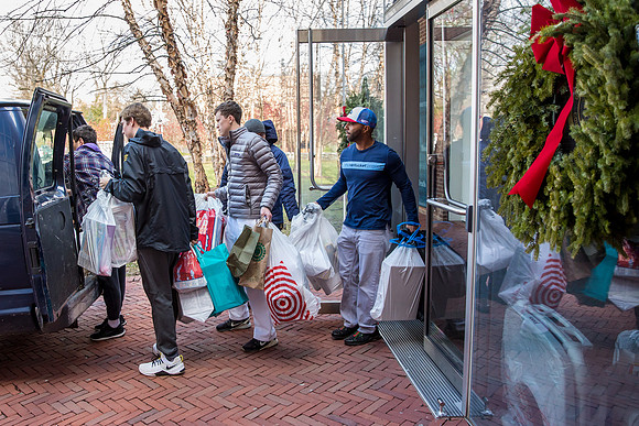 holidaygiftdrive18_us_jfess_2888