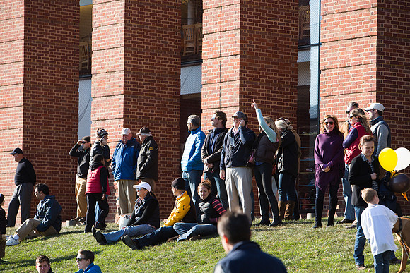 alumni_tent_crowd_hc13_jk_6229