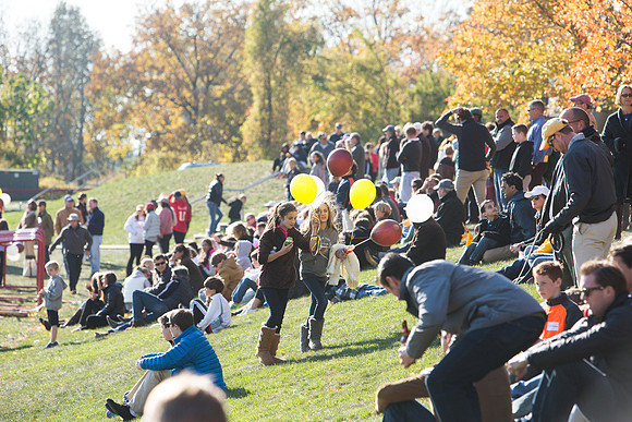 alumni_tent_crowd_hc13_jk_6211