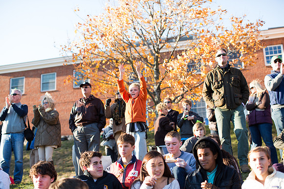 alumni_tent_crowd_hc13_jk_6620
