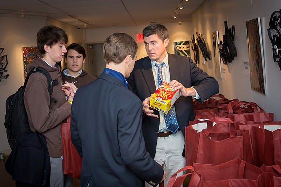 thanksgiving_fooddrive_us_jfess_6397