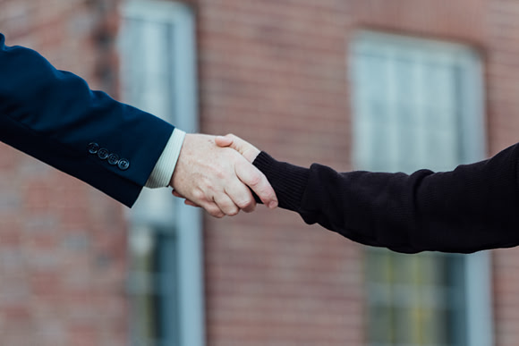 firstday18_handshake_ls_jk_7631