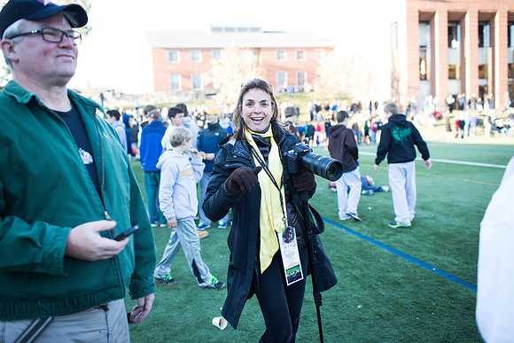 alumni_tent_crowd_hc13_jk_6554