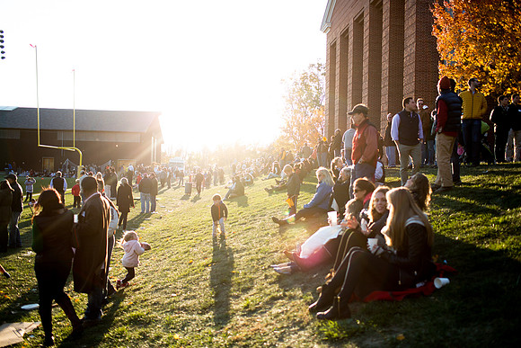 alumni_tent_crowd_hc13_jk_6700