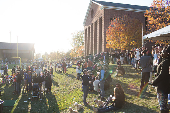 alumni_tent_crowd_hc13_jk_6654