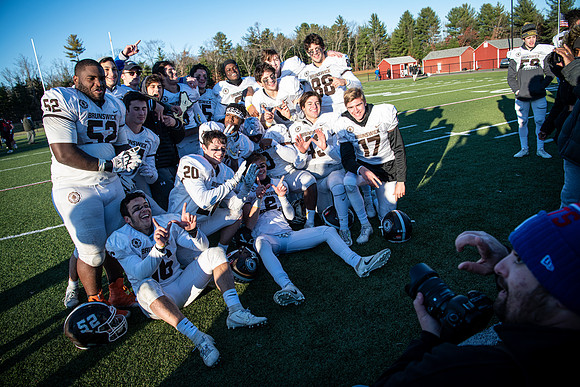 football_nepsac19_wkl8_1976