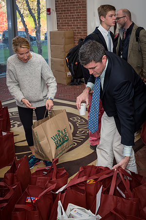 thanksgiving_fooddrive_us_jfess_6413