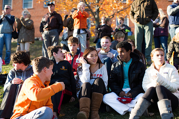 alumni_tent_crowd_hc13_jk_6621