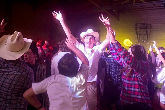 hc23_dance_us_ah_0101