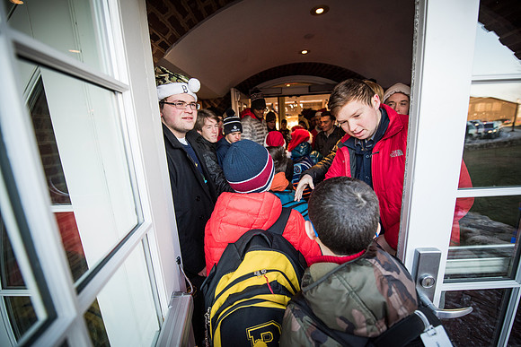 holiday_handshake16_wkl_0105