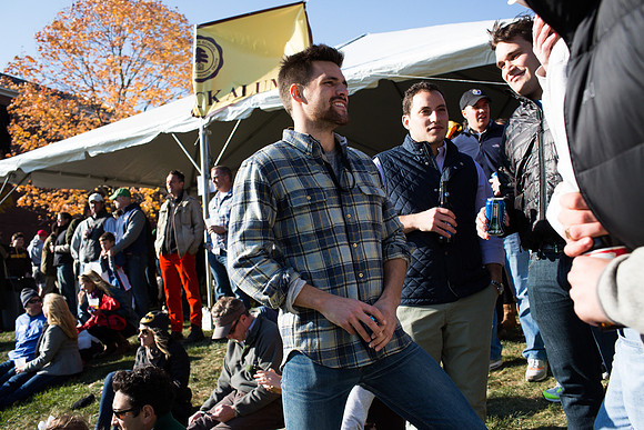 alumni_tent_crowd_hc13_jk_6276