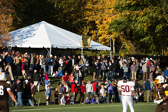 alumni_tent_crowd_hc13_jk_6559