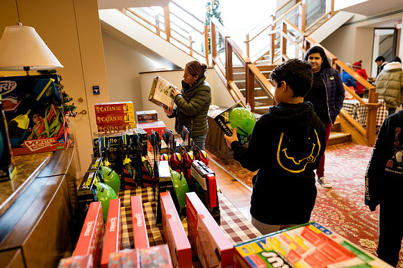 alumni_adc_toydrive23_horizons_ah_0006