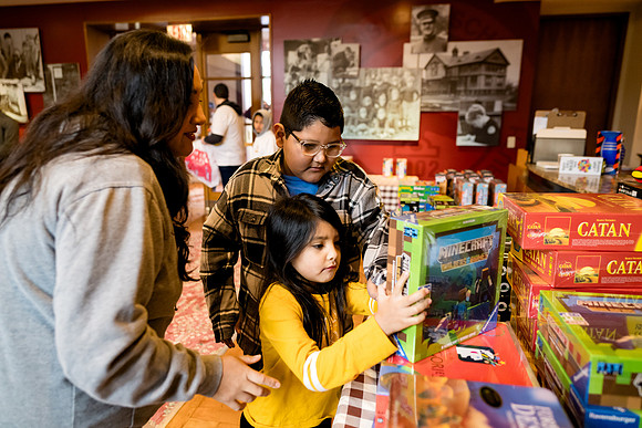 alumni_adc_toydrive23_horizons_ah_0023