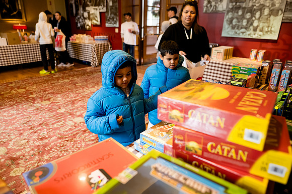 alumni_adc_toydrive23_horizons_ah_0032