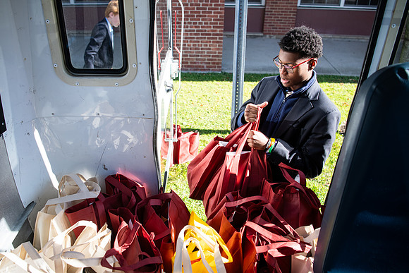 thanksgiving_fooddrive23_us_wkl_7828
