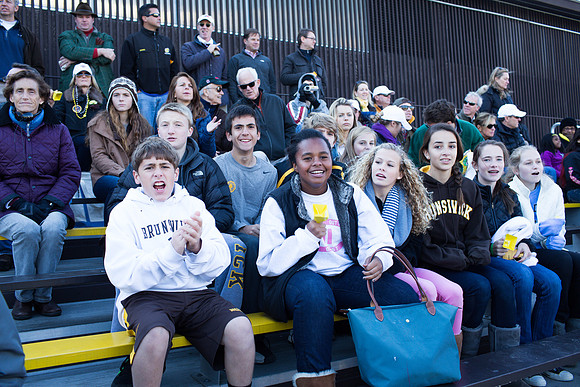 alumni_tent_crowd_hc13_jk_6178
