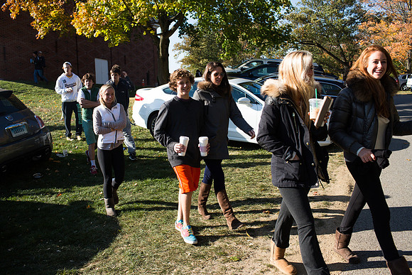alumni_tent_crowd_hc13_jk_6285