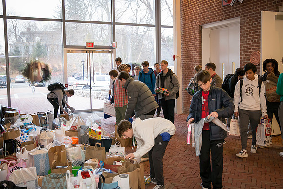 holiday19_toydrive_us_jfess_7893