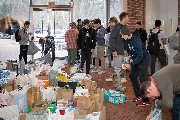 holiday19_toydrive_us_jfess_7899