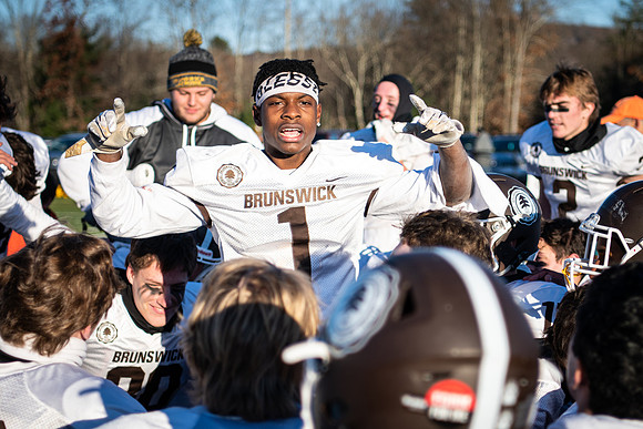 football_nepsac19_wkl8_1849