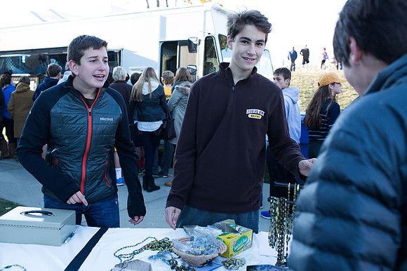alumni_tent_crowd_hc13_jk_6498