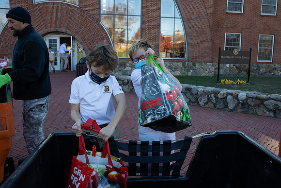 thanksgiving21_fooddrive_ls_gh_0014