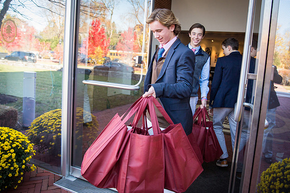 thanksgiving_fooddrive_us_wkl_6452