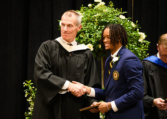 graduation25_diploma_wkl1_5164-2