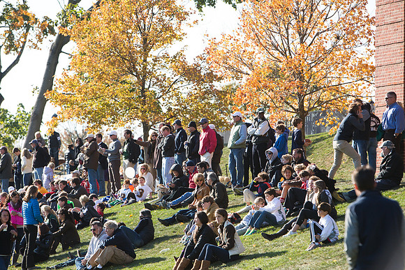 alumni_tent_crowd_hc13_jk_6230