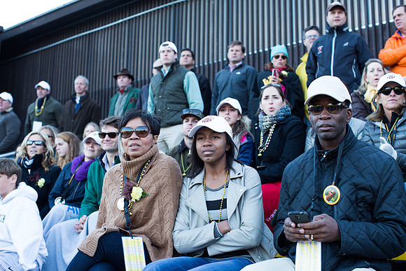 alumni_tent_crowd_hc13_jk_6734