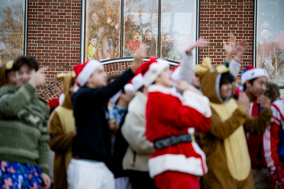 holiday_handshake24_ah_0101
