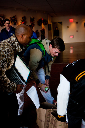 thanksgiving_fooddrive_us_mkras_0111