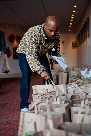thanksgiving_fooddrive_us_mkras_0095