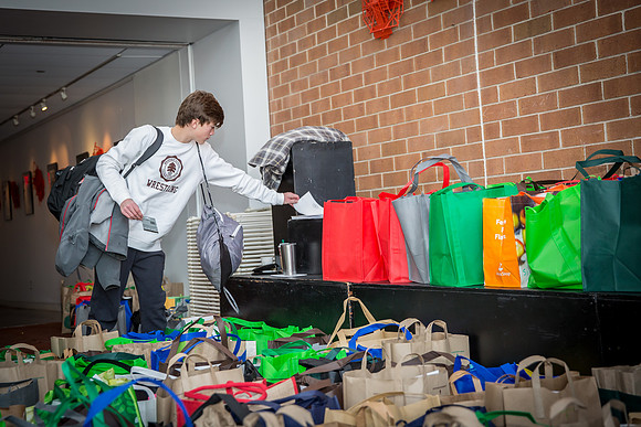 thanksgiving18_fooddrive_us_7974