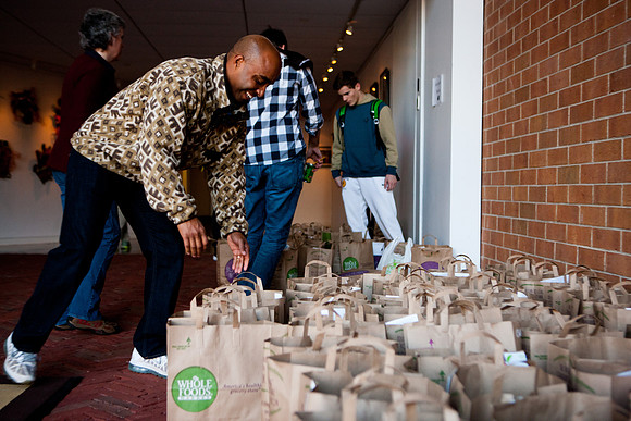 thanksgiving_fooddrive_us_mkras_0106