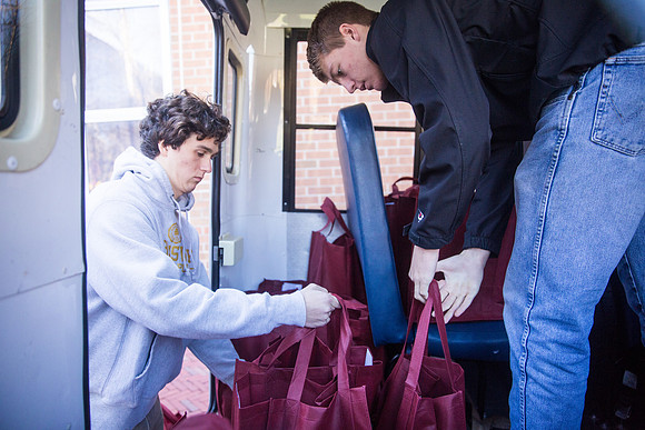 thanksgiving_fooddrive_us_wkl_4709