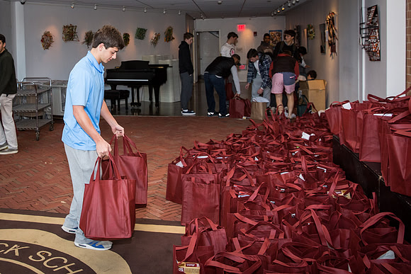 thanksgiving_fooddrive_us_jfess_4475