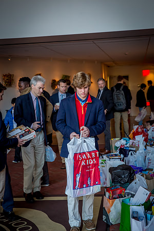 holidaygiftdrive17_us_jfess_0115