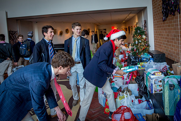 holidaygiftdrive17_us_jfess_0120