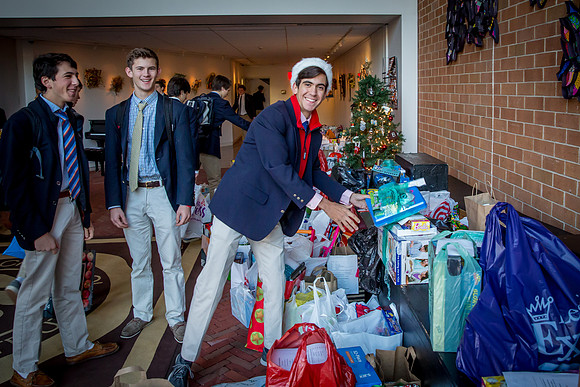 holidaygiftdrive17_us_jfess_0123