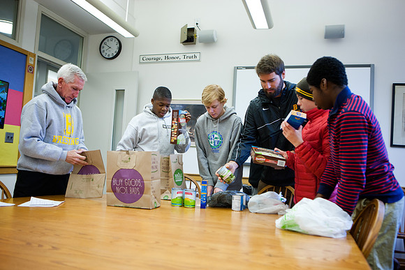 thanksgiving_fooddrive_us_mkras_0004