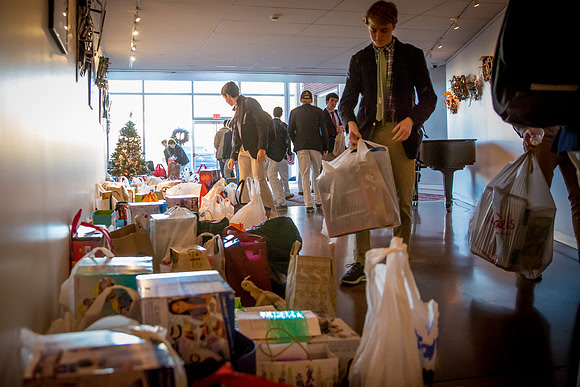 holidaygiftdrive17_us_jfess_0099