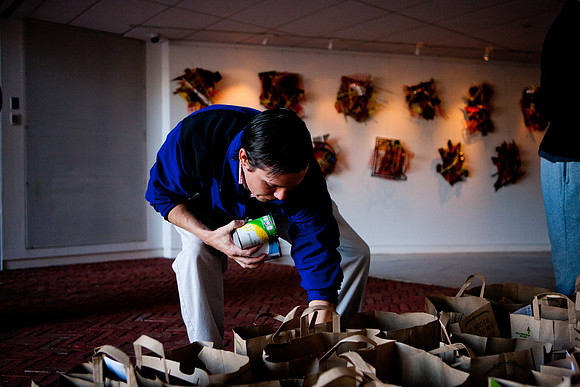 thanksgiving_fooddrive_us_mkras_0112