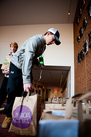 thanksgiving_fooddrive_us_mkras_0085