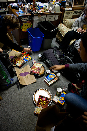thanksgiving_fooddrive_us_mkras_0016