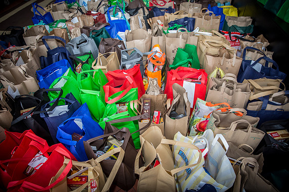 thanksgiving18_fooddrive_us_7982