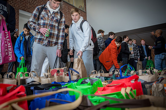 thanksgiving18_fooddrive_us_7965
