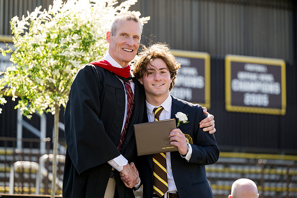 graduation24_diploma_ah_0404