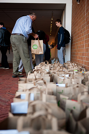 thanksgiving_fooddrive_us_mkras_0075